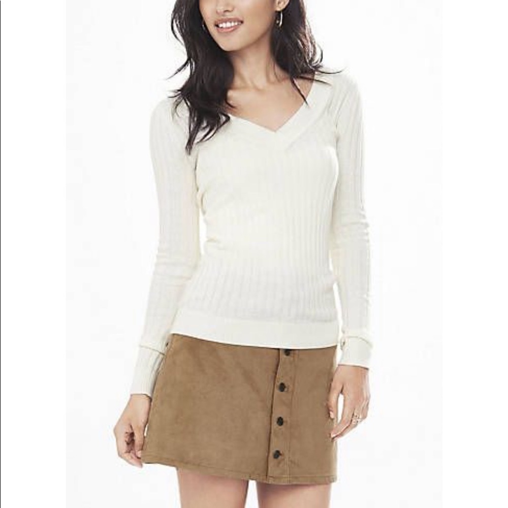 💕 White Express v-neck fitted sweater